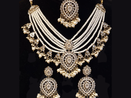 Designer kundan and pearl layered rani haar with earrings and tikka. For Sale