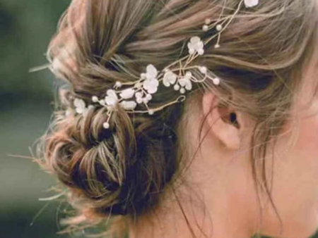 Faux white pearl flower hair accessory For Sale