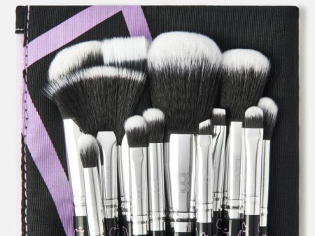 BY BEAUTY BAY

ICONIC 12 PIECE BRUSH SET WITH BAG For Cheap